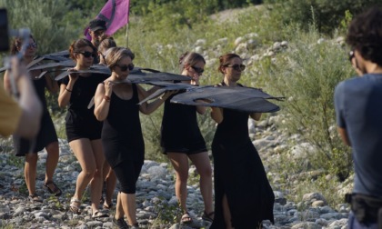 Siccità: la marcia funebre degli attivisti sulle secche del Chisone trasportando una grande lisca di pesce