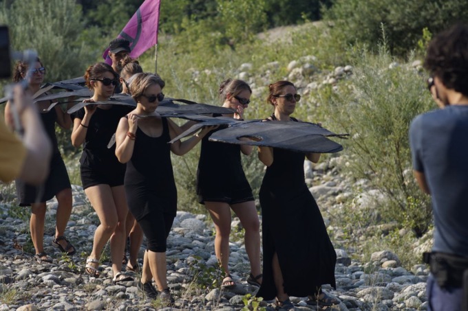 Siccità: la marcia funebre degli attivisti sulle secche del Chisone trasportando una grande lisca di pesce