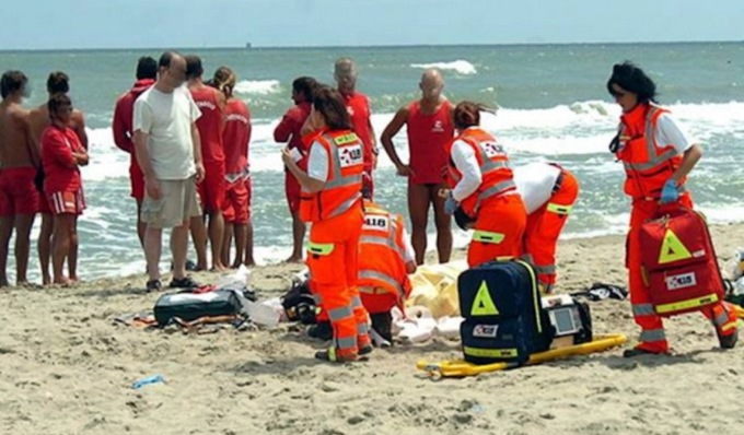 Tragedia in spiaggia a Rimini, turista torinese muore mentre fa il bagno