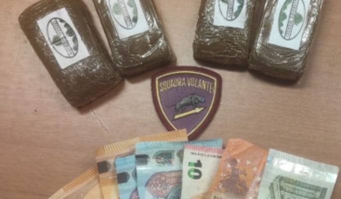 Si allontana da un controllo di polizia per disfarsi di 400 grammi di hashish: arrestato