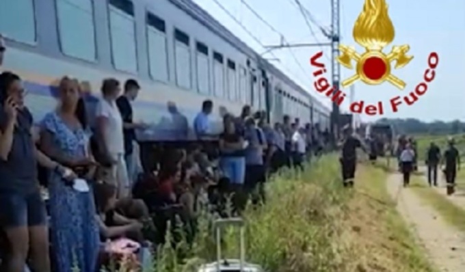 Riattivata la circolazione sulla Torino-Milano: ripartito il treno dopo due ore sotto il sole in aperta campagna