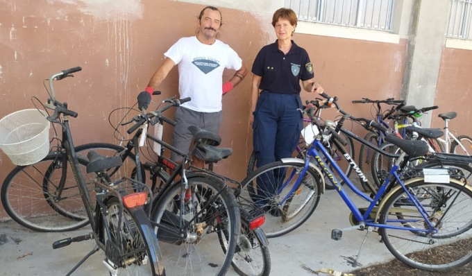 Biciclette abbandonate a Torino, recuperate e donate ad un’associazione
