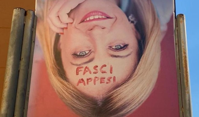 Giorgia Meloni a testa in giù come Mussolini: “Fasci appesi”