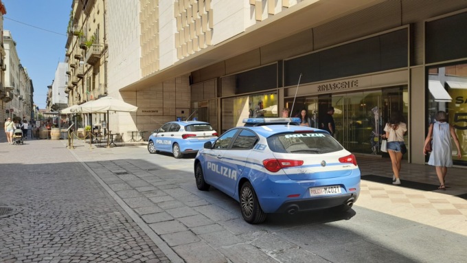 Nasconde la merce non pagata nel passeggino: arrestata
