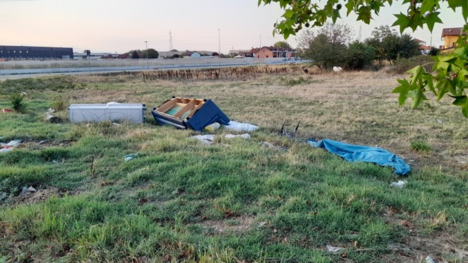 Nichelino, rifiuti ingombranti abbandonati in corso Vittime del Lavoro
