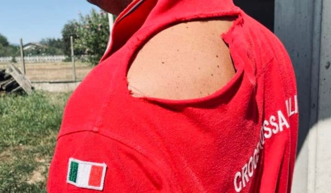 Anziana muore, i parenti aggrediscono due volontari della Cri: “Ci avete messo troppo”