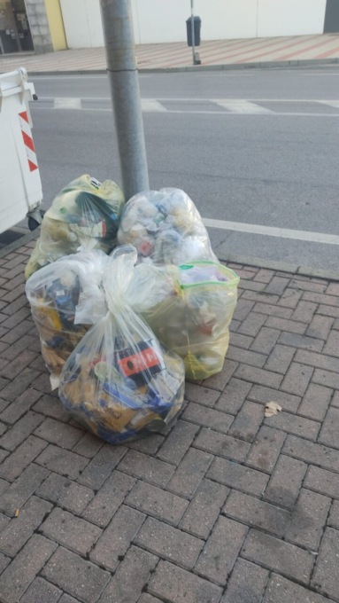 Carmagnola, trovati nella spazzatura 300 pacchi di pasta (non scaduti) della Caritas