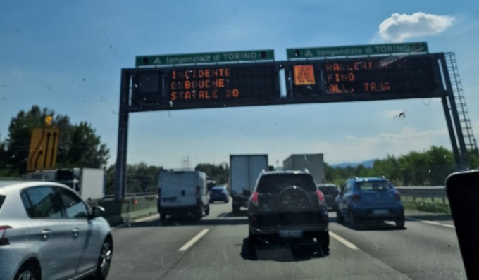 Doppio incidente blocca il traffico in Tangenziale: 10 feriti, coinvolto anche mezzo pesante