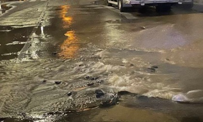 Nichelino, via dei Martiri: si rompe un tubo dell'acqua e numerosi cittadini rimangono senz'acqua