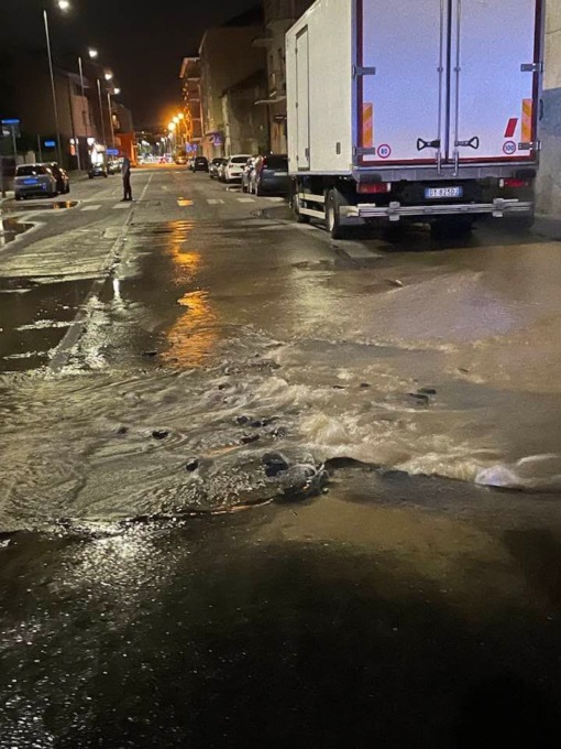 Nichelino, via dei Martiri: si rompe un tubo dell’acqua e numerosi cittadini rimangono senz’acqua