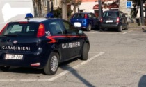 Si abbassa i pantaloni e minaccia i carabinieri di picchiarli con i «genitali»