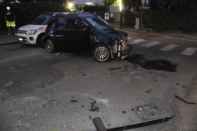 Auto precipita in piena notte dal cavalcavia di Corso Bramante, 22enne miracolato