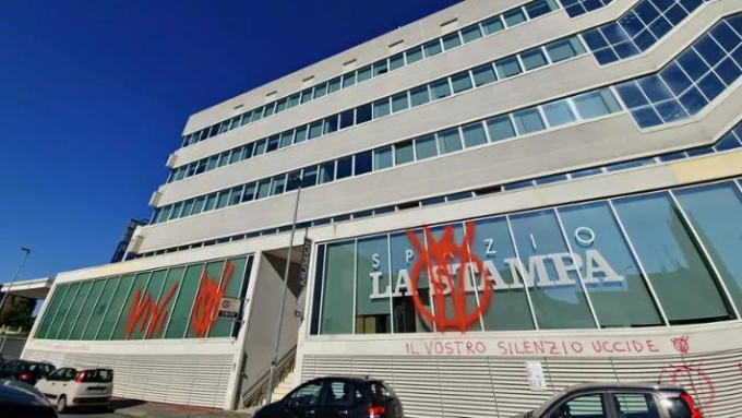 Imbrattata la sede de La Stampa di Torino