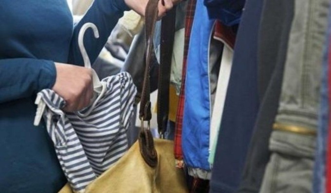 Indossa scarpe, maglietta e pantaloni in un negozio del centro poi esce senza pagare