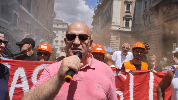 Il torinese Marco Rizzo “festeggia” la morte di Gorbaciov stappando lo spumante migliore che aveva in casa