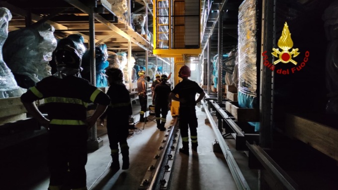 Operai bloccati nella cabina di un elevatore a 15 metri d’altezza: salvati dai vigili del fuoco
