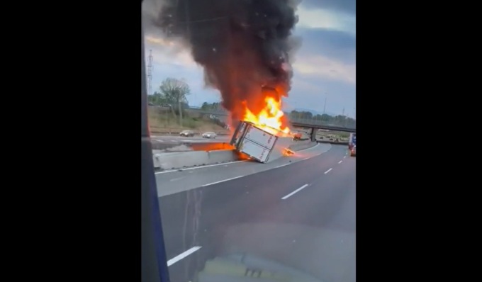 Il video del tir che si ribalta in Tangenziale e prende fuoco: autista 48enne muore carbonizzato