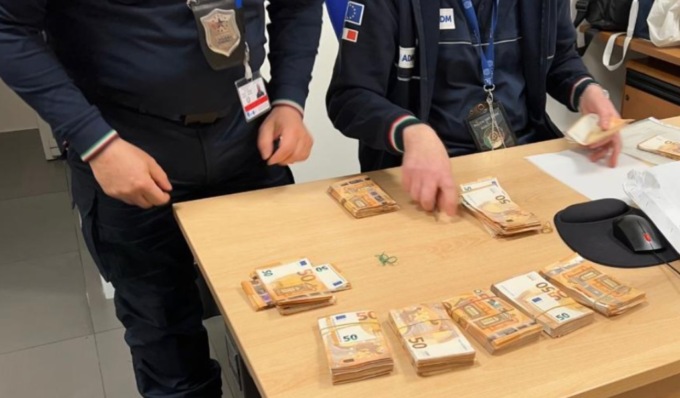 Traffici irregolari di valuta: a Torino Caselle scoperti 600mila euro in 3 mesi