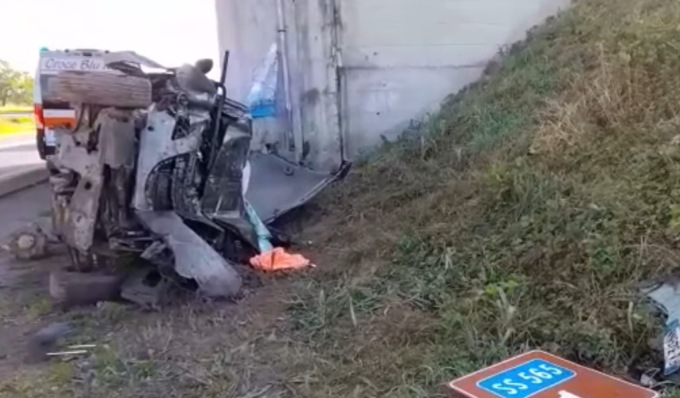 Auto fuori strada sulla Pedemontana: tre giovani feriti, una minorenne in codice rosso