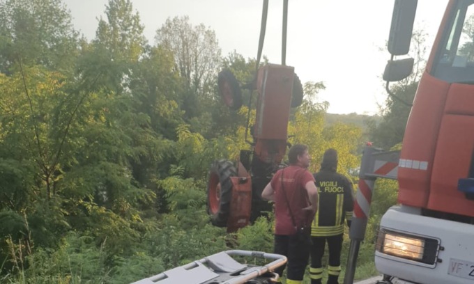 Trattore in una scarpata, la vittima è un 50enne di Agliè