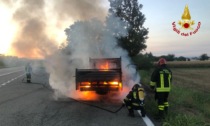 Incendio in A5: a fuoco un furgone che trasportava rotoli di guaina catramata