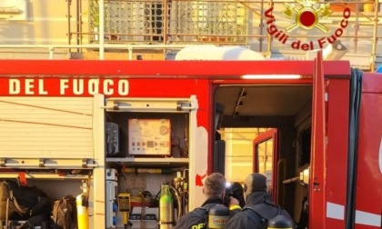 Incendio nelle cantine di un condominio: stabile evacuato, fiamme domate in diverse ore di lavoro