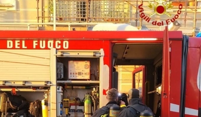 Incendio nelle cantine di un condominio: stabile evacuato, fiamme domate in diverse ore di lavoro
