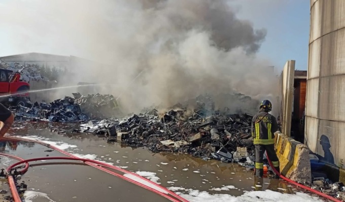 Grosso incendio all’Amiat Tbd di Volpiano, alta nube di fumo visibile da lontano