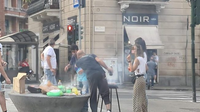 Quartiere Aurora, scendono di casa e vanno a fare grigliata in mezzo alla strada