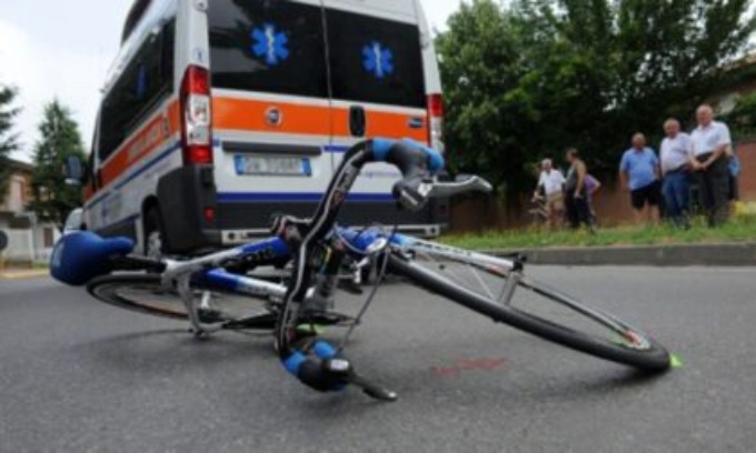 Ciclista travolto da un’auto, muore all’arrivo in pronto soccorso