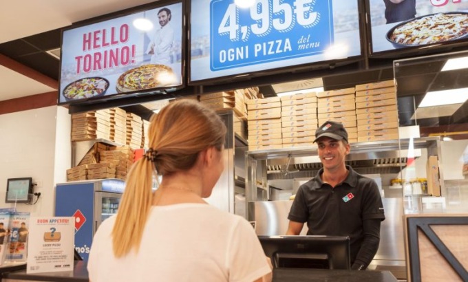 Gli americani volevano invaderci con la pizza all’ananas… Fallita la catena Domino’s