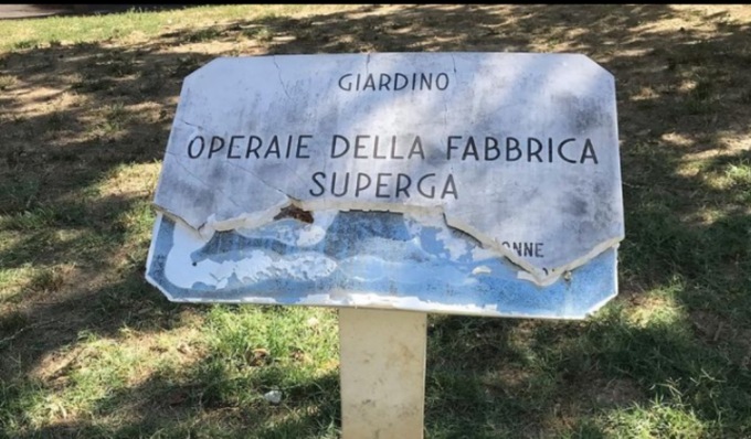 Vandali sfregiano la targa in memoria delle operaie di Superga