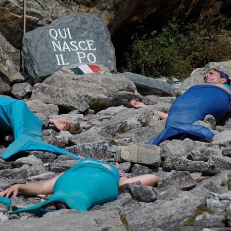 Siccità, sirene Extinction Rebellion protestano alla sorgente del Po