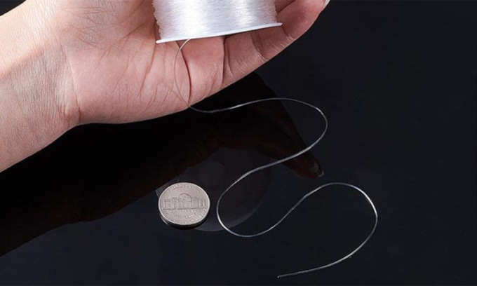 Tirano un filo da pesca per gioco in strada e rischiano di decapitare un motociclista