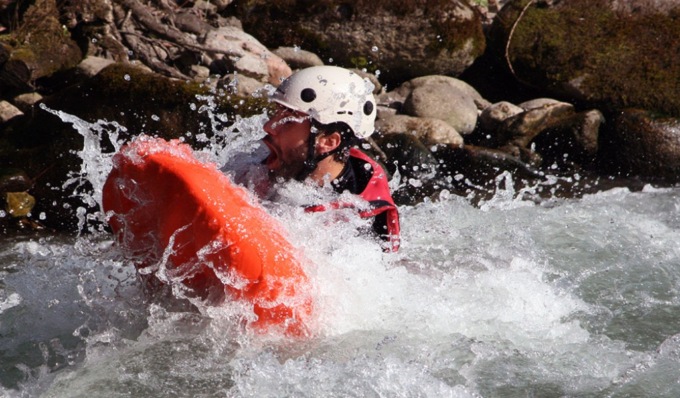 Resta incastrato sotto un masso mentre fa hydrospeed: 25enne muore annegato