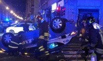 Auto della Polizia si ribalta dopo lo scontro con un'altra vettura: due agenti feriti