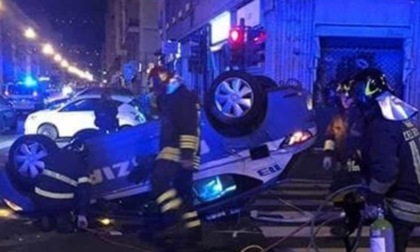 Auto della Polizia si ribalta dopo lo scontro con un'altra vettura: due agenti feriti