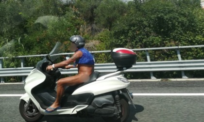 Nudo in scooter sulla A10: "Sto andando in una spiaggia per nudisti"