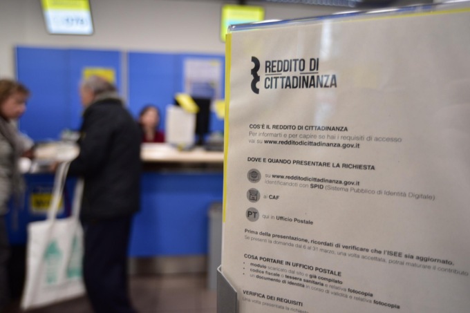 Reddito di cittadinanza, truffa milionaria a Torino: operatrice Caf ai domiciliari