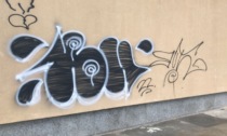 Rivalta di Torino, vandalizzato con le bombolette colorate il muro di un condominio