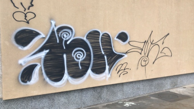 Rivalta di Torino, vandalizzato con le bombolette colorate il muro di un condominio