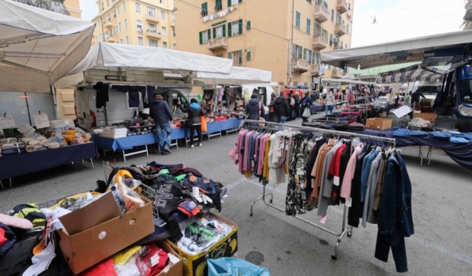 Profumi, accessori e orologi contraffatti sui banchi dei mercati rionali: 17 indagati