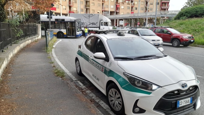Nichelino, autobus Gtt ha urtato con un’auto in via XXV Aprile: disagi al traffico