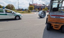 Beinasco, camion perde due bobine da 50 quintali sulla strada: sanzionato il conducente