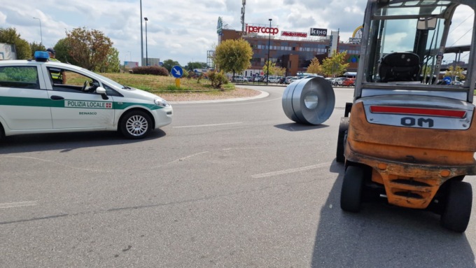 Beinasco, camion perde due bobine da 50 quintali sulla strada: sanzionato il conducente