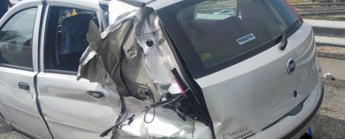 Beinasco, automobilista perde il controllo del mezzo e si schianta contro il guard rail