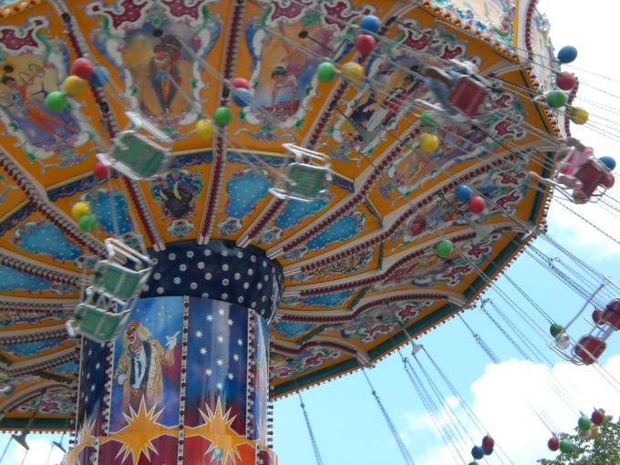 Incidente alla Festa Patronale: scaraventata a terra da una giostra alta 15 metri