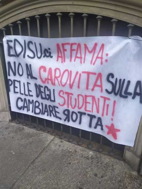 Unito, protesta studenti per aumento del costo delle mense Edisu