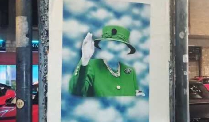 Il ‘Banksy torinese’ omaggia con i suoi manifesti la regina Elisabetta II