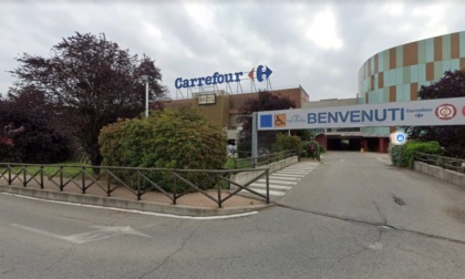 Infortunio al Carrefour di Moncalieri: dipendente rimare incastrato con la testa tra magazzino e camion